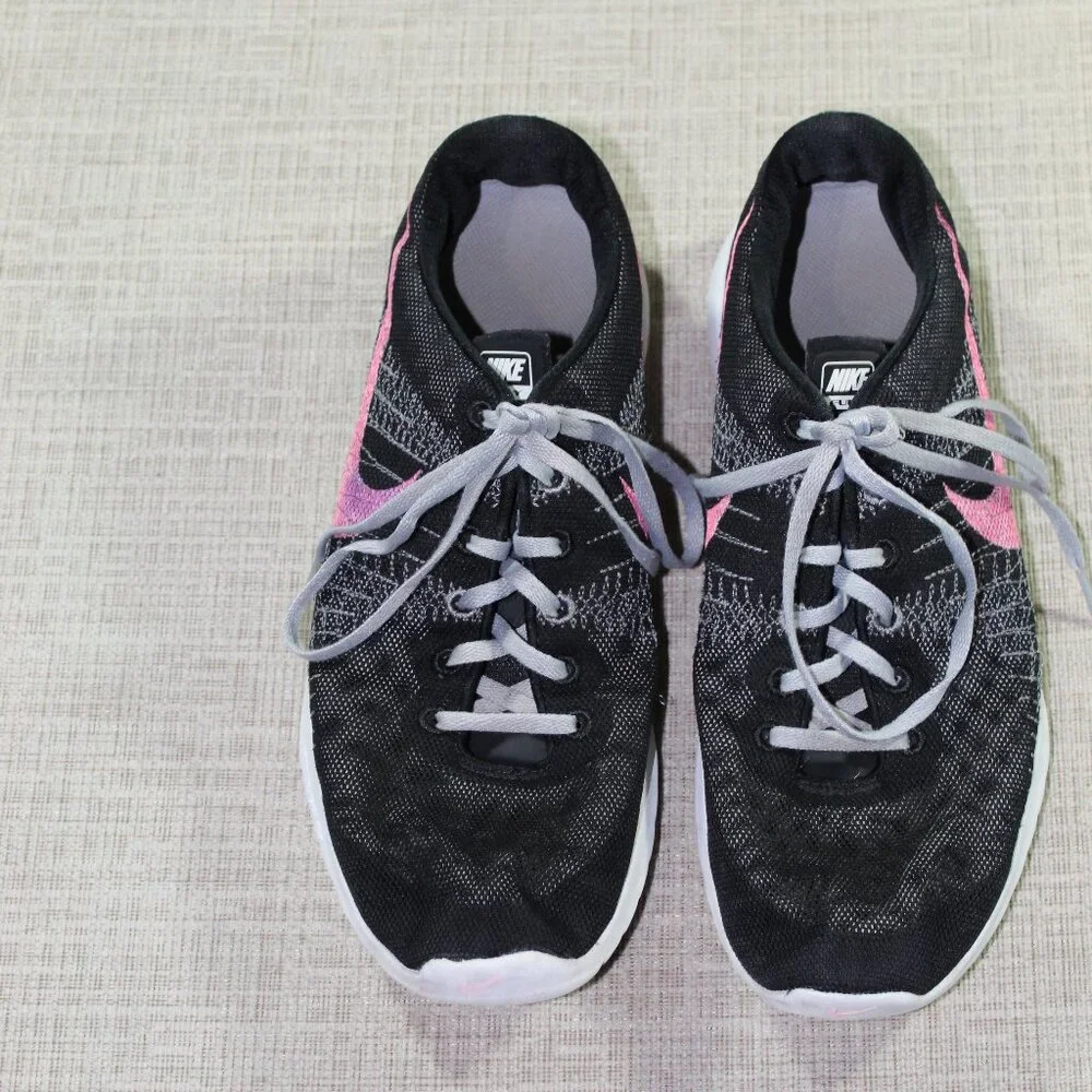 Nike Size 10 Fury Black with Pink Swoosh Athletic Shoes